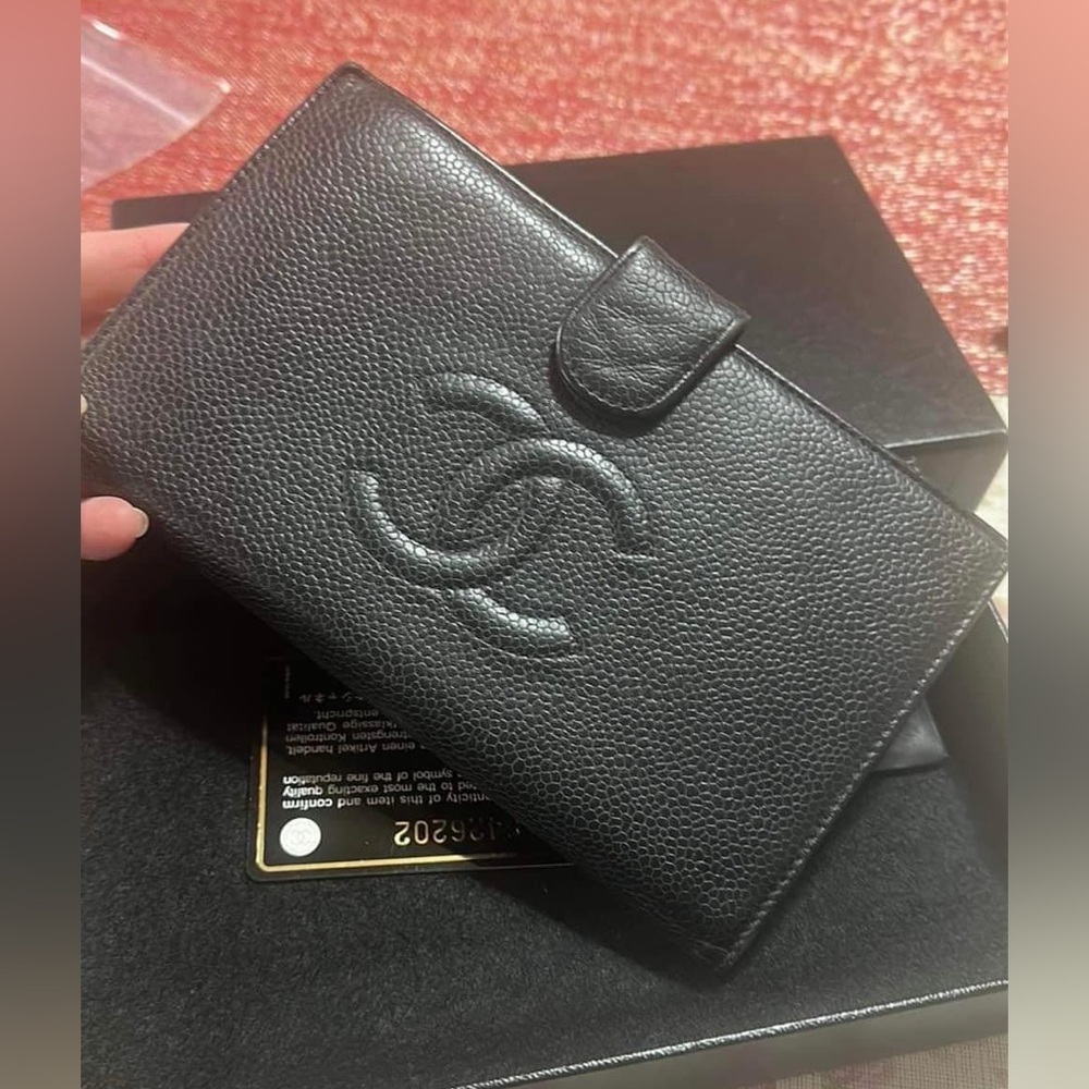 ⭐️Authentic Chanel caviar wallet